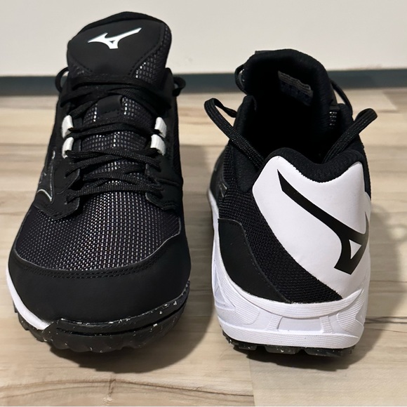 Mizuno Women’s Turf Softball Cleats. Size 12 - Picture 3 of 6